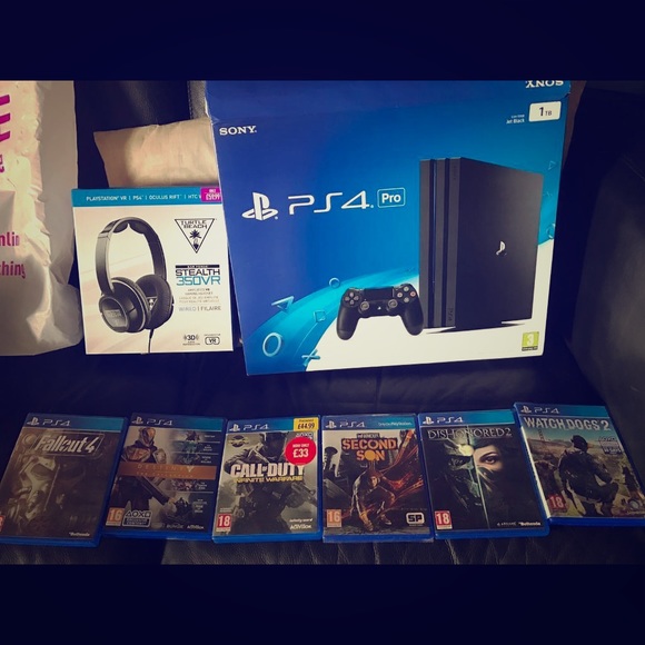 PS4 with games - Picture 1 of 1